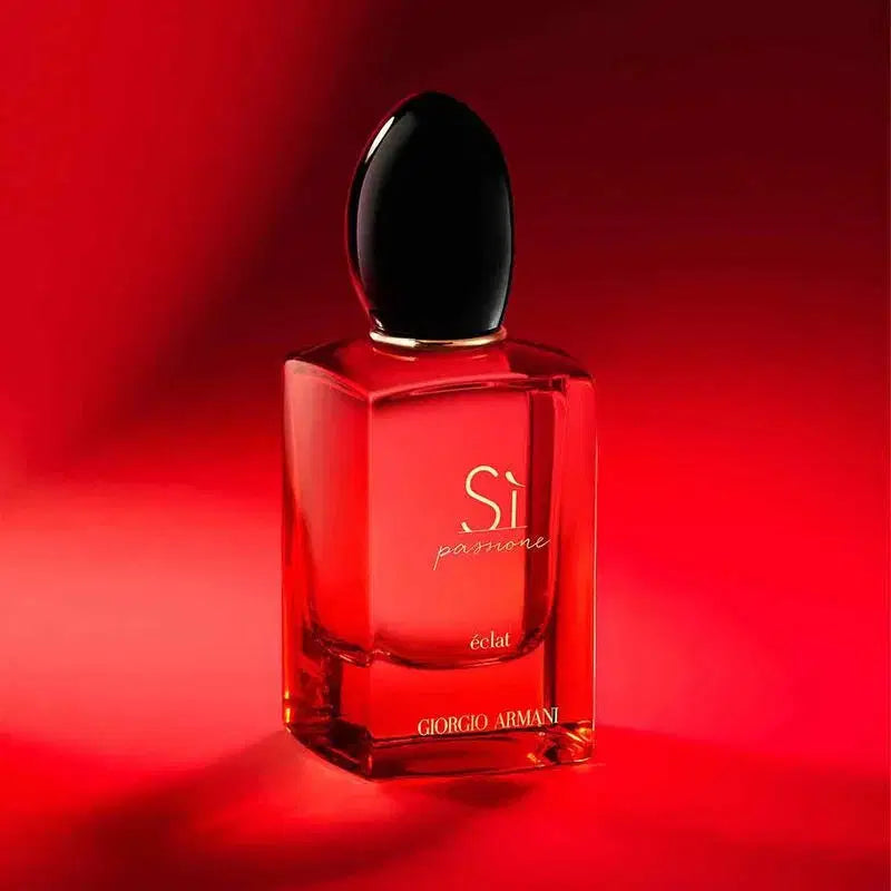 Giorgio Armani Si Passione Eclat Eau de Parfum 100ml bottle with elegant design and pink accents.